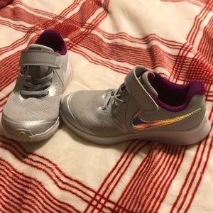 Kids nike runners size 11C